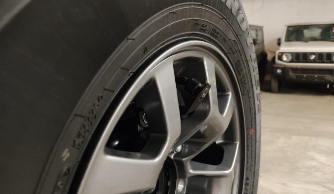 Cámara de reversa OEM con base para Suzuki Jimny 2020-2021